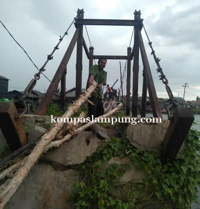 Masyarakat Desa Sidang Muara Jaya Kab Mesuji Bergotong Royong Perbaiki Jembatan Gantung