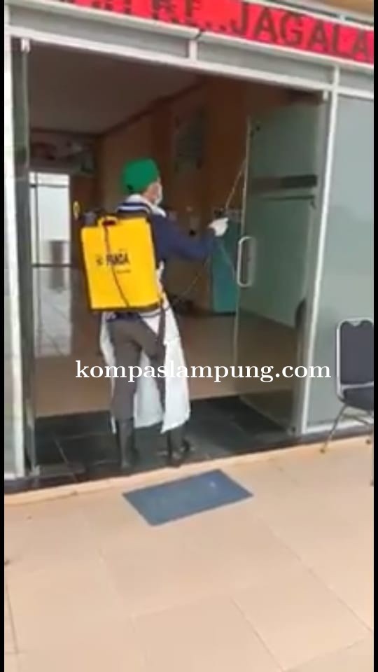 RSUD Ragab Begawe Caram Lakukan Penyemprotan Desinfektan Upaya Menghindari Penyebaran Covid-19