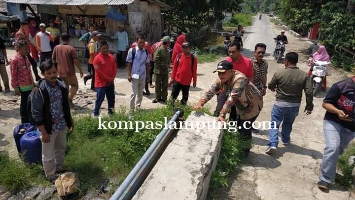 Bupati Lampung Selatan Meninjau Jembatan Yang Melintas Diatas Parit 5 Dusun Satu Desa Berundung