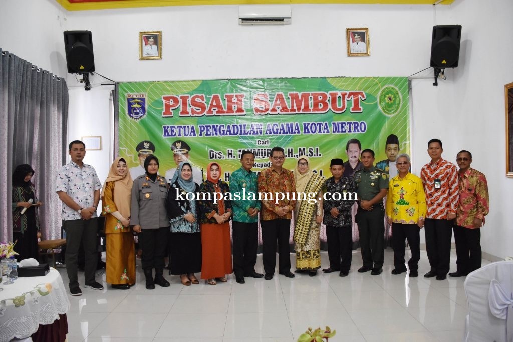 Pemkot Metro Berikan Cinderamata Dalam Acara Pisah Sambut Ketua Pengadilan Agama Kota Metro