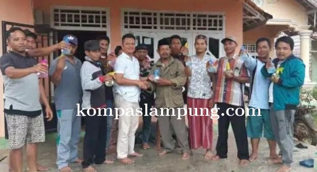 Kepdes Gedung Srimulya Mesuji Membagikan Hand Sanitizer Gratis Untuk Semua Warganya
