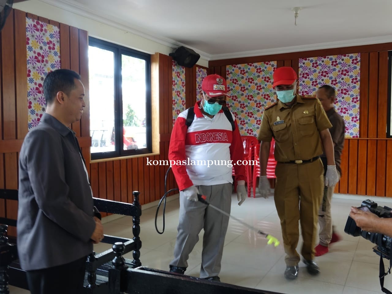 Bupati Lamteng Lakukan Penyemprotan Cairan Disinfektan Upaya Penccegahan Penyebaran Virus Covid-19
