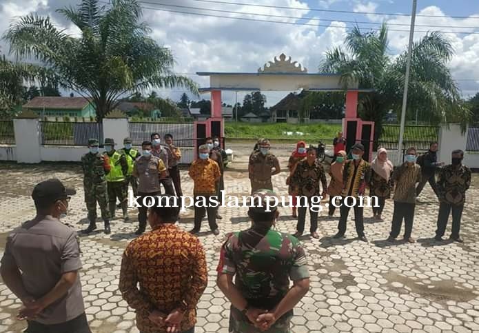 Camat Mesuji Bersama TNI Polri Puskesmas Dan Kepdes Lakukan Penyemprotan Dan Pembuatan Disinfektan