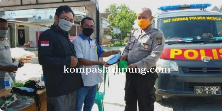 Dalam Rangka HUT Bawaslu Ke 12 Bawaslu Mesuji Lakukan Bakti Sosial Berupa Bagi-Bagi Masker