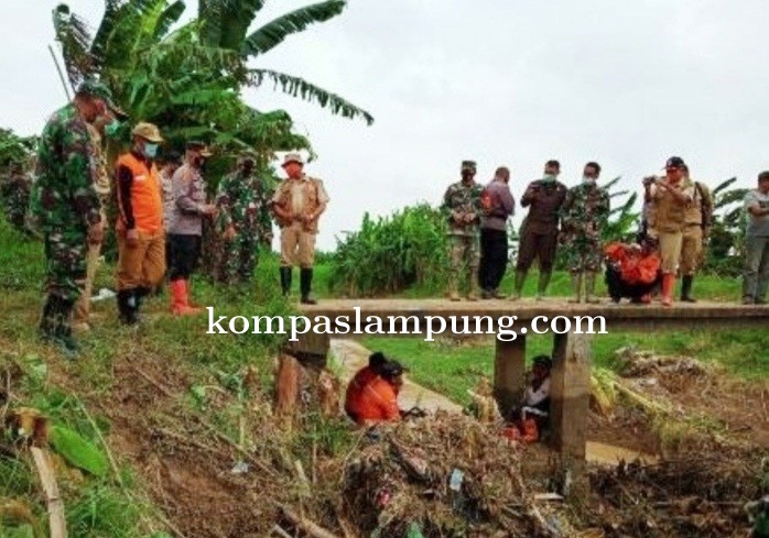 Wabup Demak Tinjau Lokasi Banjir Dan Kerja Bakti Di Tamansari Mranggen