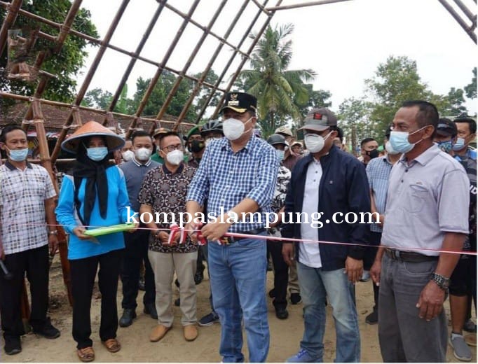 Peresmian Pasar Kuliner Karang Endah Ditandai Pengguntingan Pita oleh Bupati Lampung Tengah